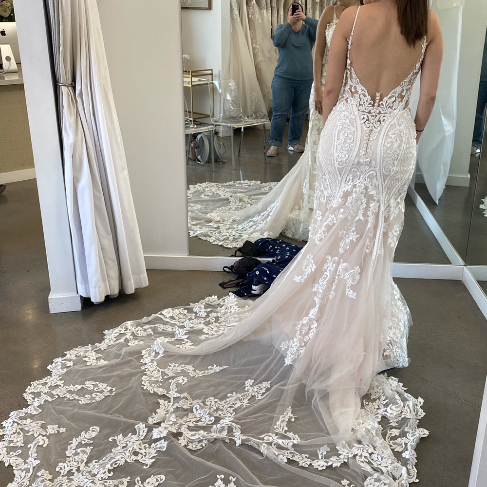 NEW! NEVER USED
CT278
EDDY K COUTURE
IVORY/CHAMPAGNE/ALMOND IN SIZE 10